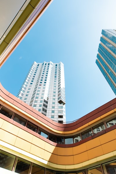 高层建筑低角度摄影